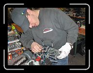 HPIM9535 * Babbes schraubt mit einem Handschuh - Der Michel Jackson des Großmodellsportes * 2592 x 1936 * (2.36MB)