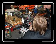 HPIM9604 * Holgi schraubt das Heck wieder zusammen * 2592 x 1936 * (2.43MB)