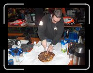 HPIM9627 * Babbes schneidet den Kuchen an * 2592 x 1936 * (1.74MB)