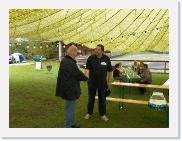 HPIM3574 * Der Bürgermeister von Munster überreicht Herty den Preis für die schönste Karosse des Events * 2592 x 1936 * (2.4MB)