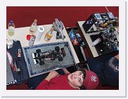 HPIM5462 * Rafael und sein schneller frisch bereifter Tamiya Formel von oben * 2592 x 1936 * (2.11MB)