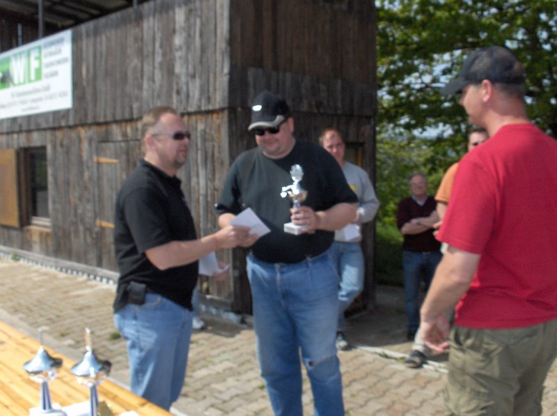 HPIM9989.JPG - Herty bekommt den Pokal für den 3. Platz überreicht