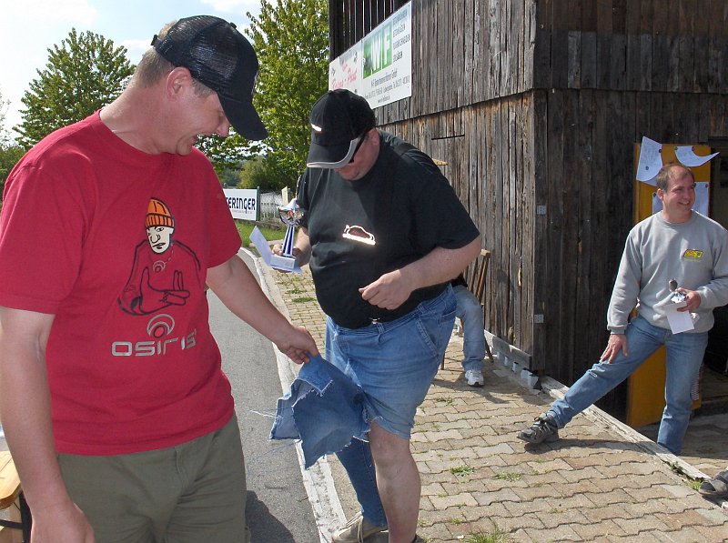 HPIM9990.JPG - O-Man erfüllt sich einen lang gehegten Traum und macht Herty ein Bein kürzer!