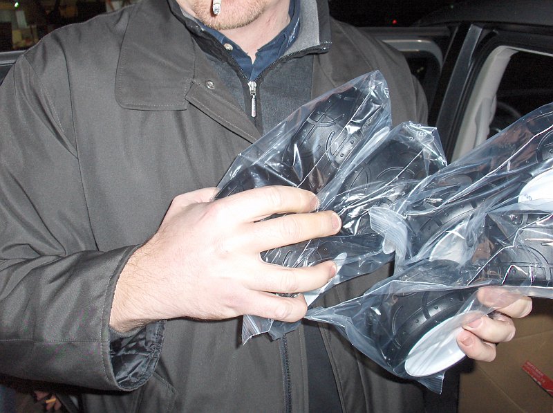 HPIM9387.JPG - Jörn "Cheffe" Schmidt jongliert mit den neuen Indy Reifen