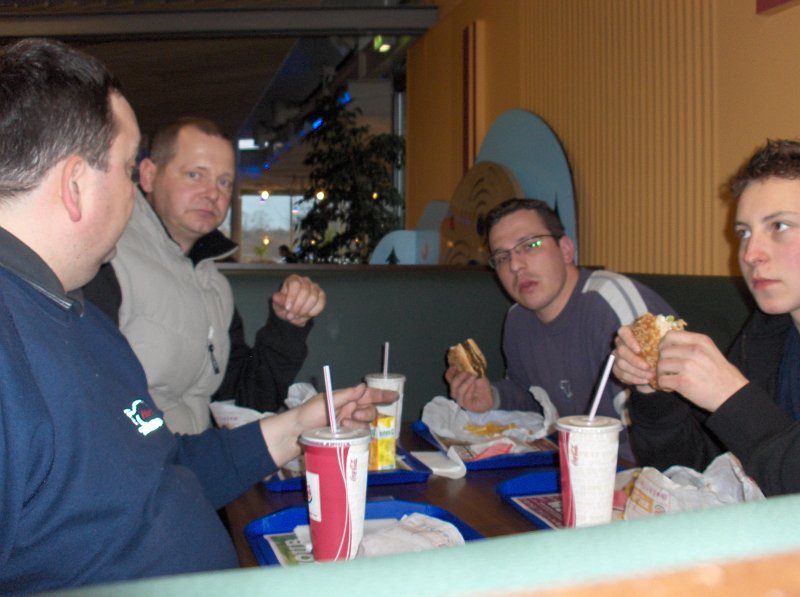 HPIM9429.JPG - Nach so einem harten Tag macht uns selbst der BurgerKing nicht mehr richtig munter!