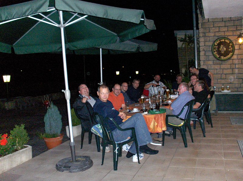 HPIM0389.JPG - Gemütliche Runde beim Abendessen uns Trinken!