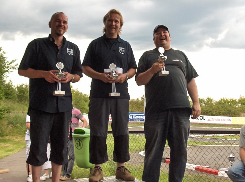 HPIM0512.JPG - Vergnüglicher Abschluß für die 3 Sieger der Klasse Tourenwagen. v.l.: 2. CD - 1. UP - 3. HERTY