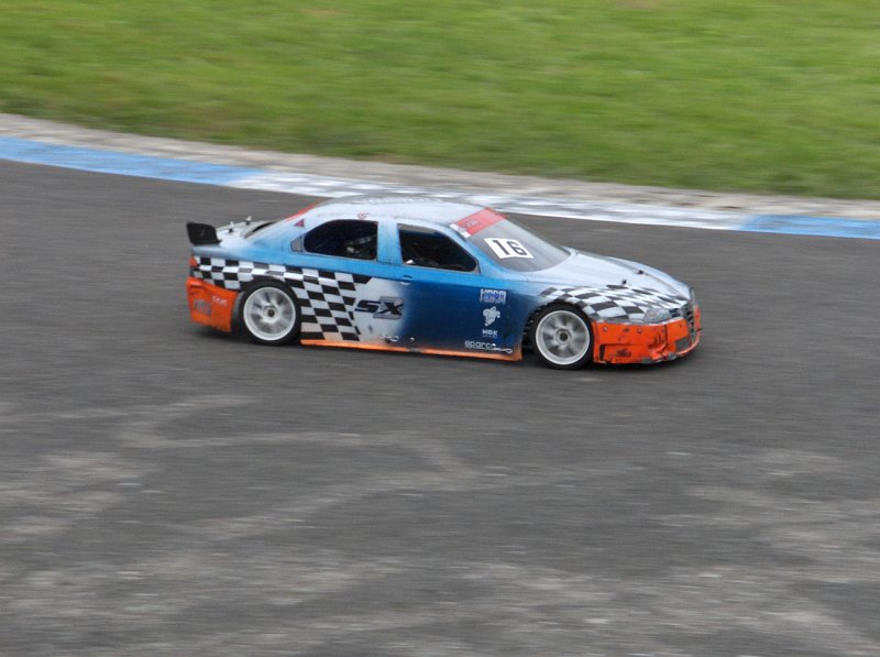 HPIM1336.JPG - Uwe ohne Heckspoiler im Halbfinale. Trotzdem natürlich schnell unterwegs