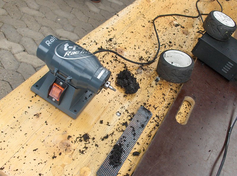 HPIM1357.JPG - Nicht nur bei den 1zu8ern werden Reifen geschliffen