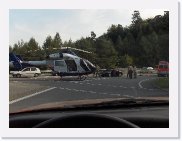 HPIM3906 * Ein Heli versperrt uns den Weg auf die Autobahn nach Hause * 2592 x 1936 * (963KB)