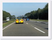 HPIM3907 * MoepMoep-Racing Teamautos gesichtet. Links der Neoplan auf der Gegenfahrbahn ... das kann kein Zufall sein ! Ein Zeichen ? * 2592 x 1936 * (1002KB)