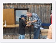 HPIM8220 * Der Pokal für den jüngsten Teilnehmer wird überreicht * 2592 x 1936 * (2.66MB)