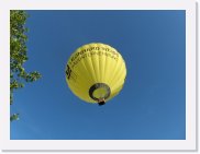 HPIM7253 * Ballon nur etwa 20 Meter über einer Kreuzung mitten in Schwäbisch Hall * 2592 x 1936 * (1.69MB)